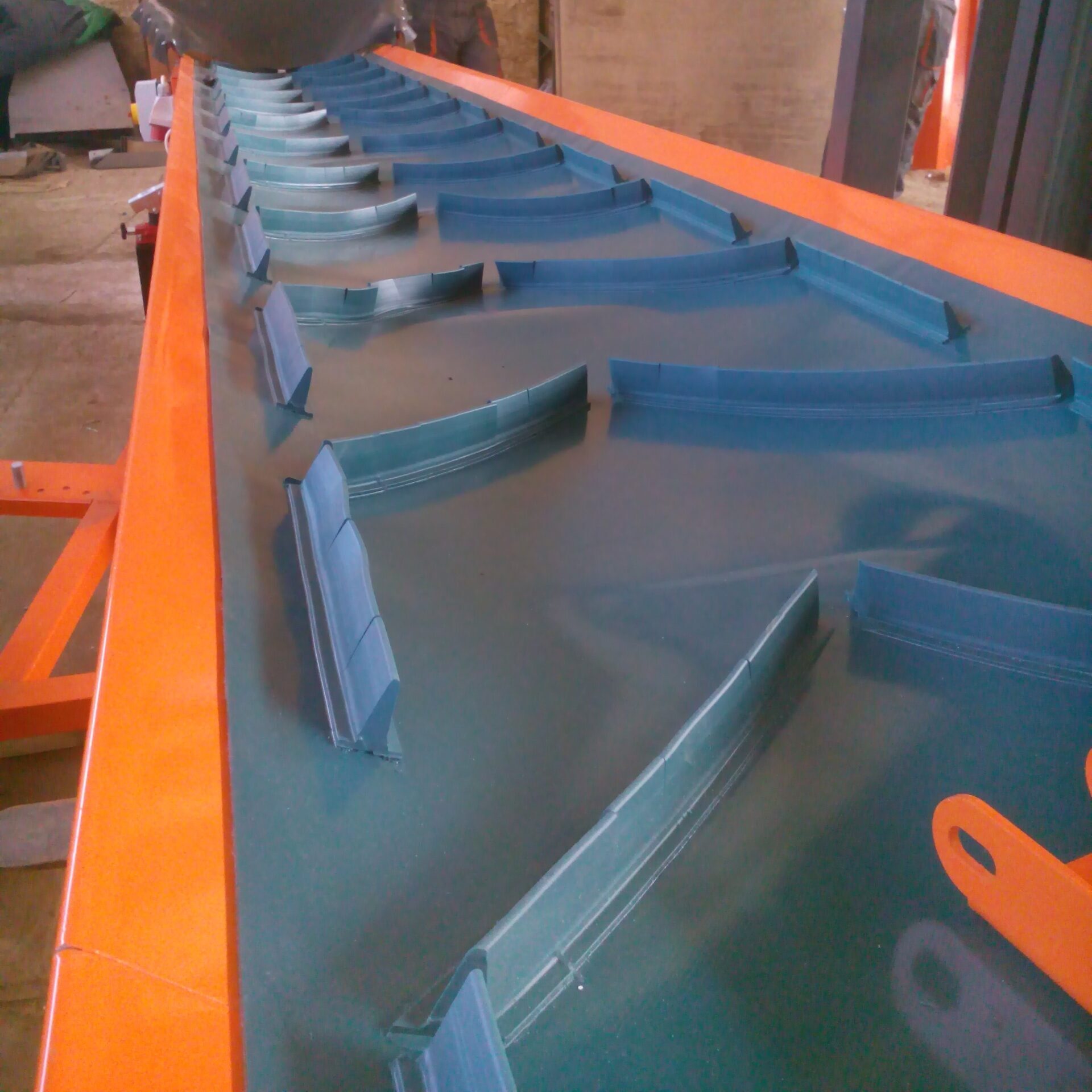 Конвейер с гофробортами